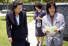 Mori's wife visits Peace Memorial Park in Okinawa